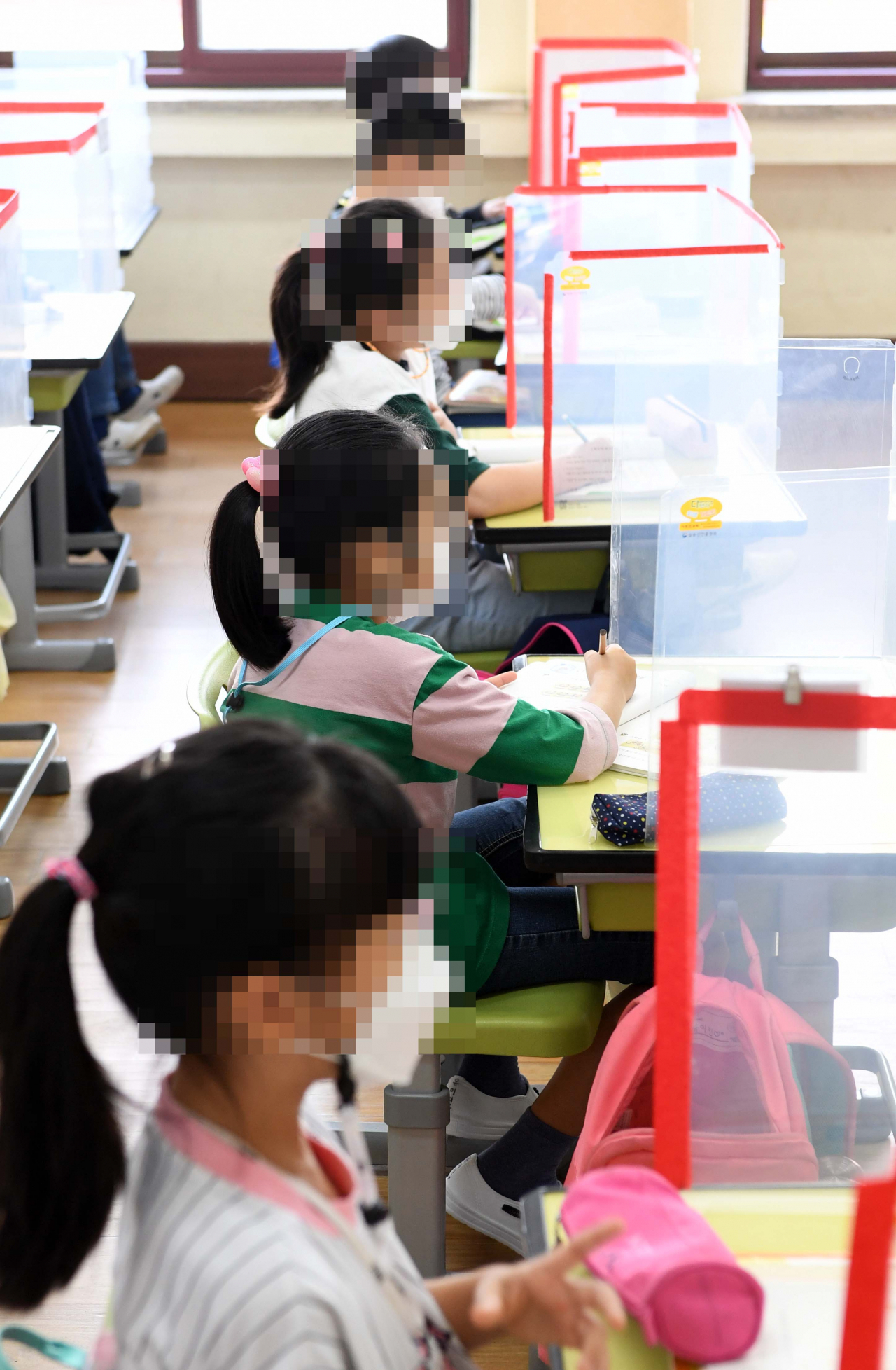 수도권 등교 재개 첫날인 지난 21일 오전 서울 강동구 한산초등학교에서 2학년 학생들이 수업을 듣고 있다. [연합]