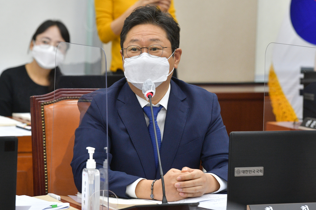 황희 더불어민주당 의원이 16일 오전 국회에서 열린 서욱 국방부 장관 후보자 인사청문회에서 신상 관련 발언을 하고 있다. [연합]