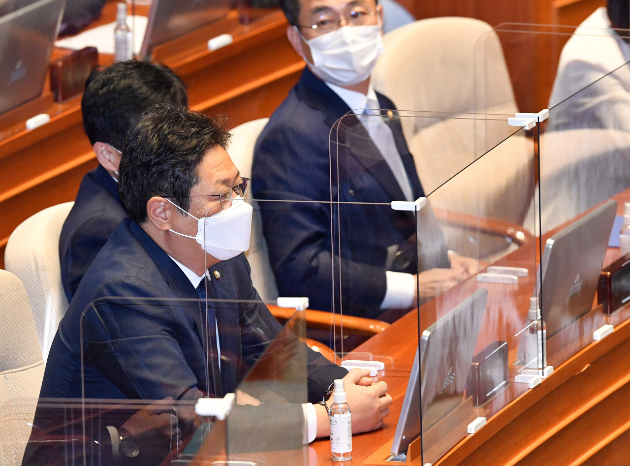 황의 더불어민주당 의원이 14일 국회 본회의장 의원석에서 정치분야 대정부 질문을 지켜보고 있다. [연합]