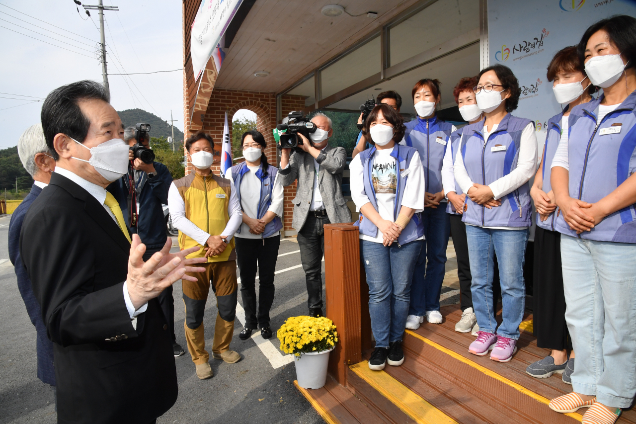 정세균 국무총리가 추석 연휴를 앞둔 29일 대전 유성구 송정동 소재 노인양로시설 '사랑의 집'을 방문해 관계자들을 격려하고 있다. [국무총리실 제공]