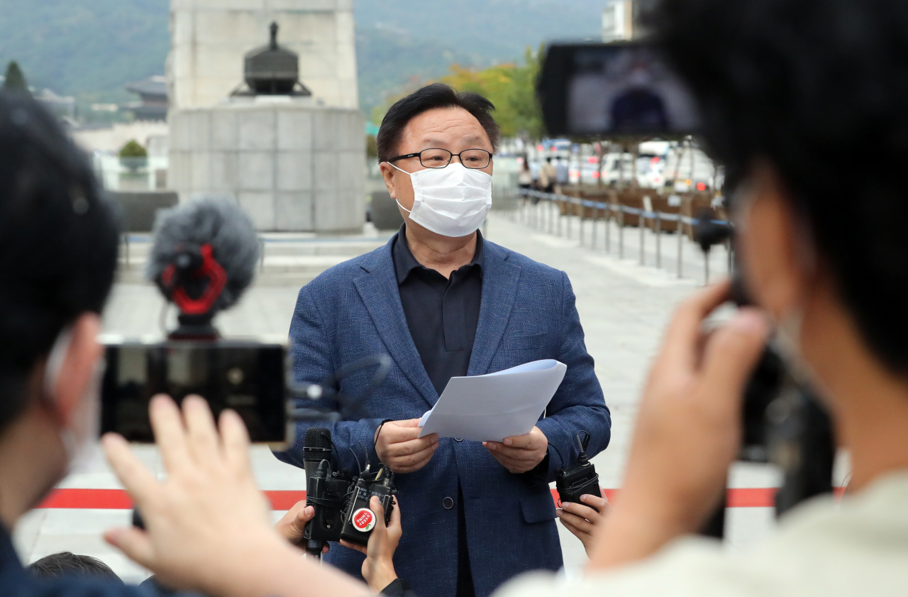 8·15비대위 이동호 교수가 29일 서울 광화문 광장에서 집회금지 가처분 소송 등에 대한 입장을 밝히는 기자회견을 하고 있다. [연합]