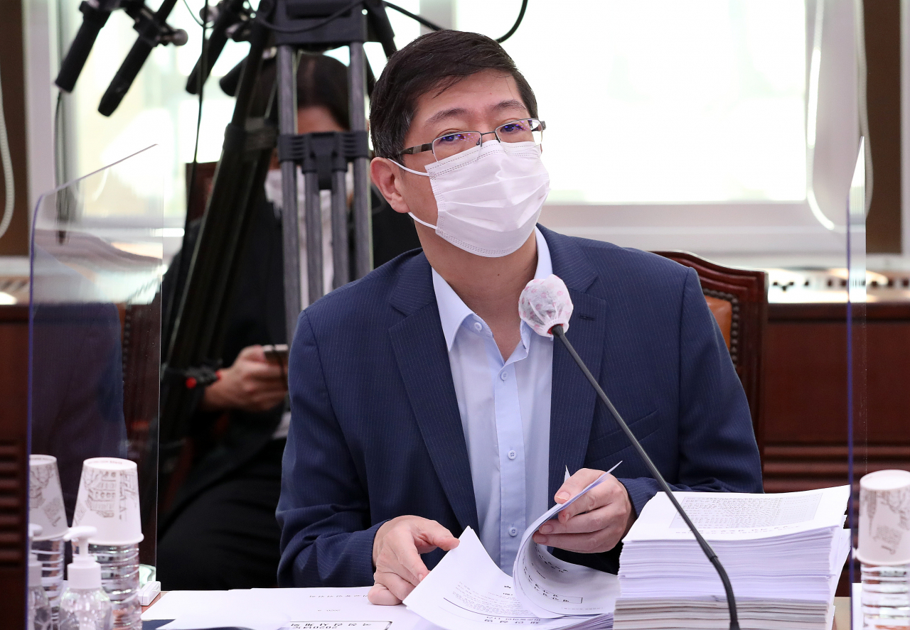 국회 외교통일위원회 소속 김홍걸 의원이 이해충돌 논란을 야기한 남북경협 테마주를 처분한 것으로 29일 전해졌다. 사진은 김 의원이 28일 오전 서울 여의도 국회에서 열린 외교통일위원회 전체회의에 참석한 모습. [연합]