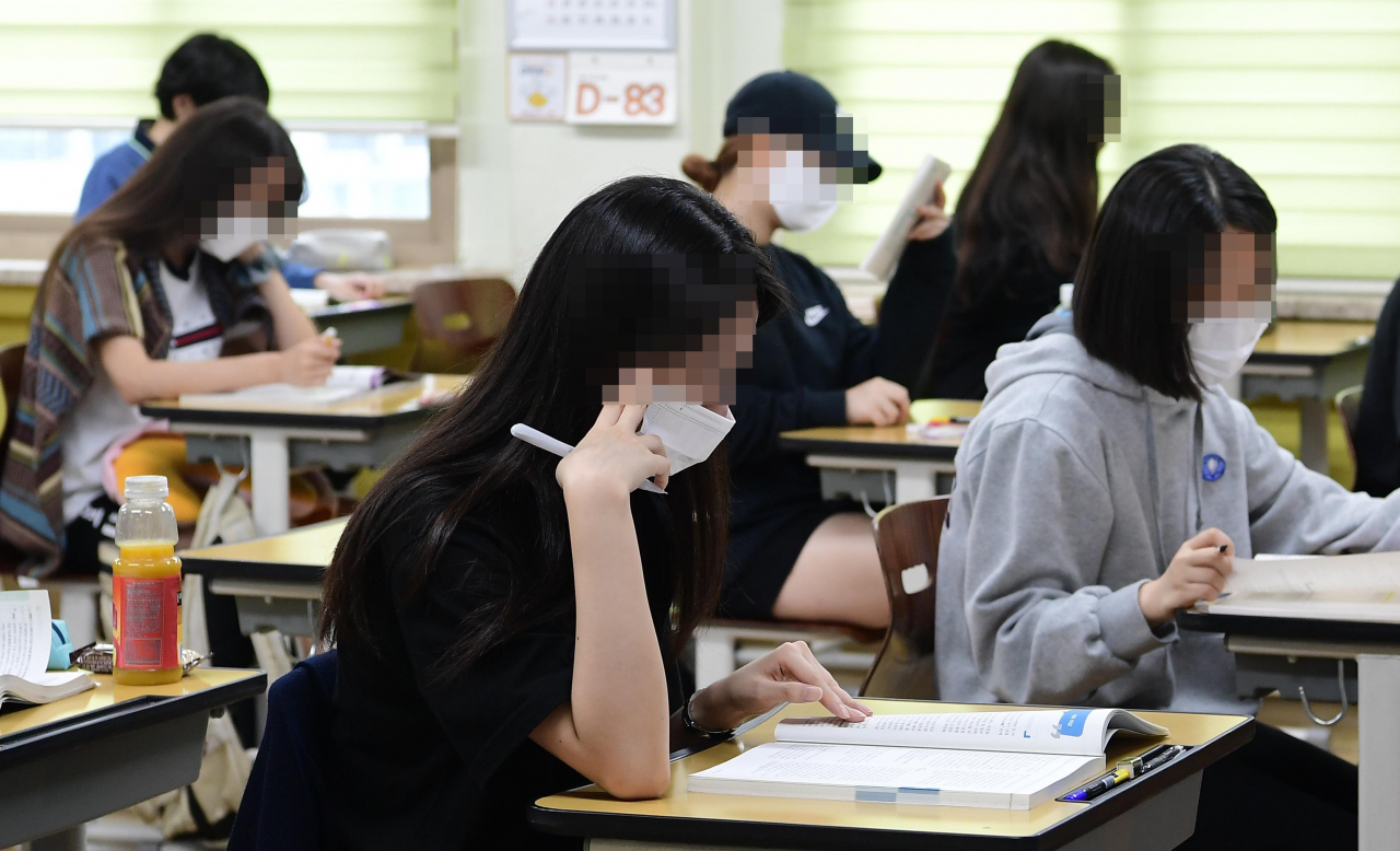 2021학년도 대학수학능력시험을 앞둔 고3 학생들이 지난 16일 오전 서울 영등포구 여의도 여자고등학교에서 9월 모의평가를 준비하고 있는 모습. [연합]