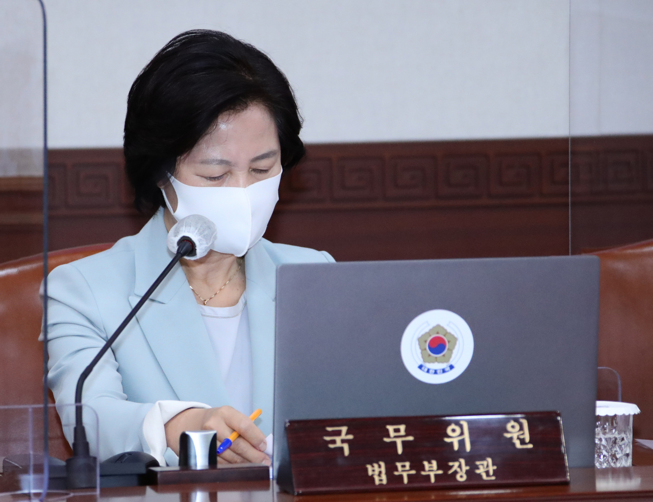 추미애 법무부 장관이 지난 29일 정부서울청사에서 열린 서울-세종 영상 국무회의에 참석해 자료를 보고 있다. [연합]