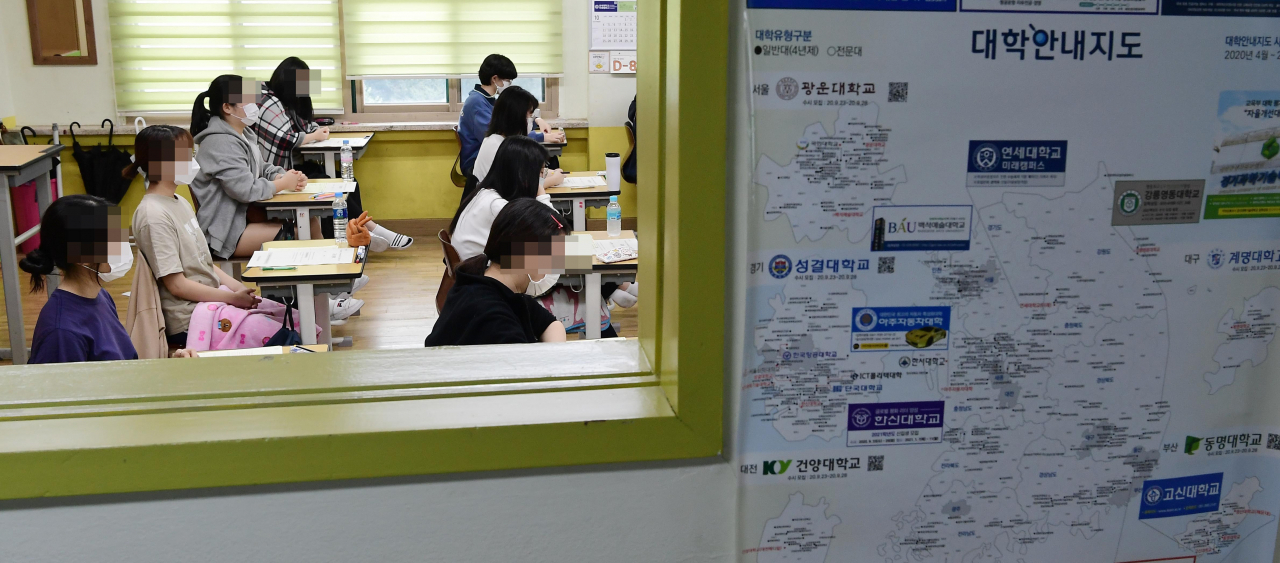 2021학년도 대학수학능력시험을 앞둔 고3 학생들이 16일 오전 서울 영등포구 여의도 여자고등학교에서 9월 모의평가를 준비하고 있다. 이번 9월 모의평가는 수능 출제기관인 평가원이 본 수능 이전에 실시하는 마지막 모의고사다. [연합]