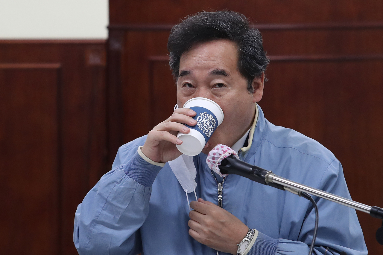 이낙연 더불어민주당 대표가 29일 오전 서울 성동구 서울시청노동조합 대회의실에서 열린 공무관 간담회에 참석, 물을 마시고 있다. [연합]