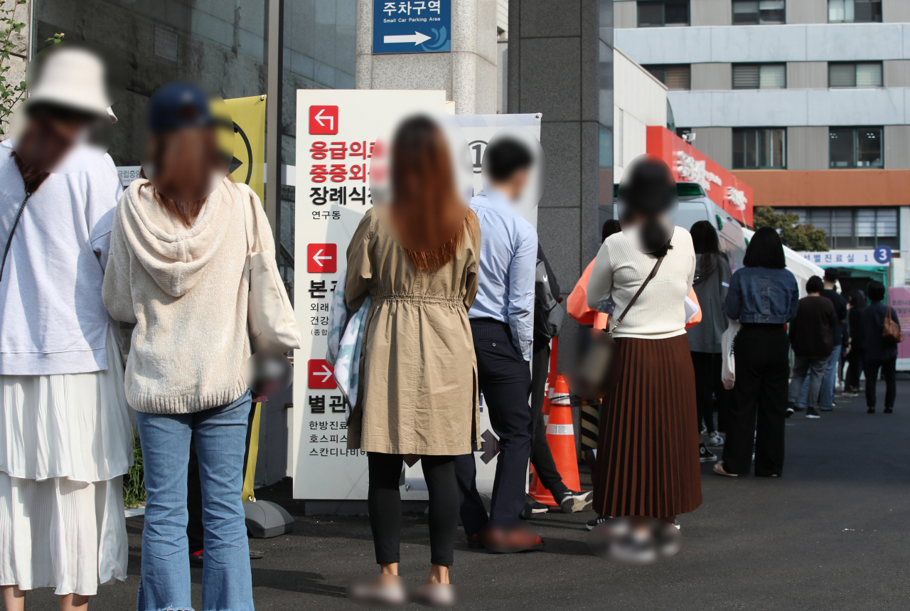 추석 연휴 첫날인 지난달 30일 서울 중구 국립중앙의료원 신종 코로나바이러스 감염증(코로나19) 선별진료소 앞이 붐비고 있다.(사진은 기사 내용과 관련없음) [연합]
