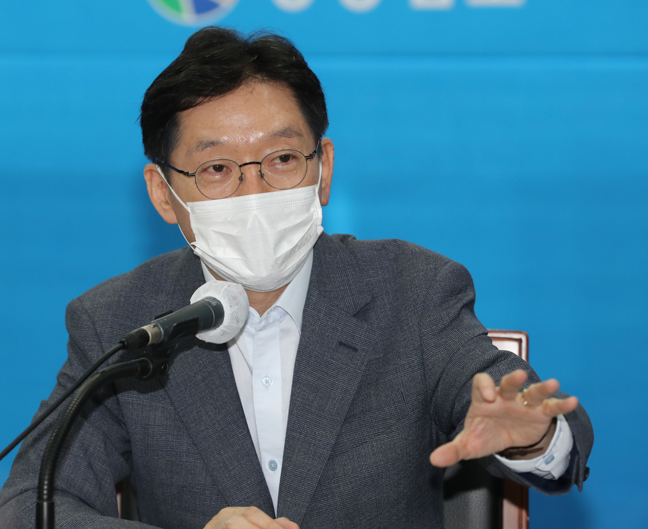 28일 경남 창원시 경남도청 소회의실에서 열린 고용노동부와 경상남도의 지역특화형 긴급 직업훈련 시범사업 업무협약식에서 김경수 경남도지사가 인삿말을 하고 있다. [연합]