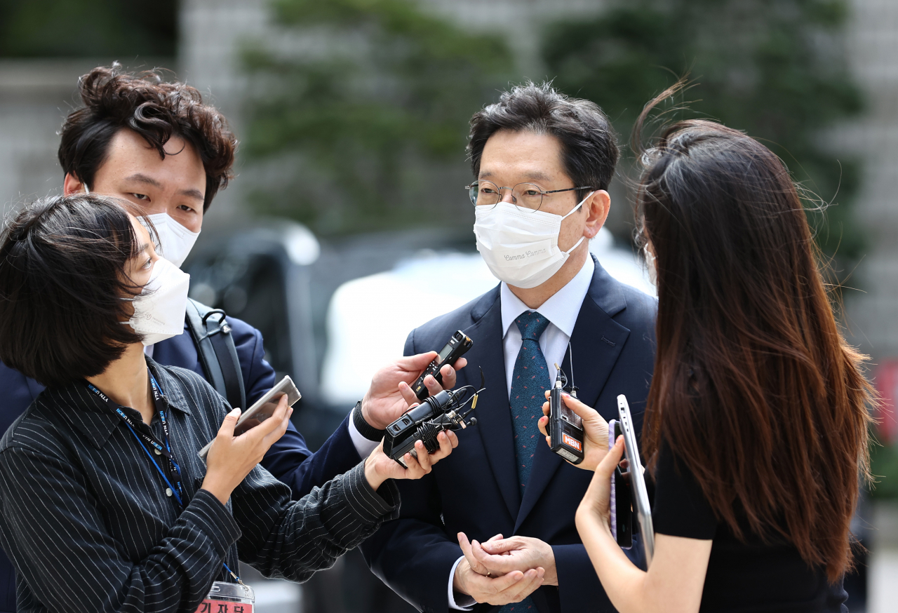 '댓글 조작 공모' 혐의로 기소된 김경수 경남도지사가 3일 서초구 서울고법에서 열리는 항소심 속행 공판에 출석하기 위해 법정으로 향하고 있다. [연합]