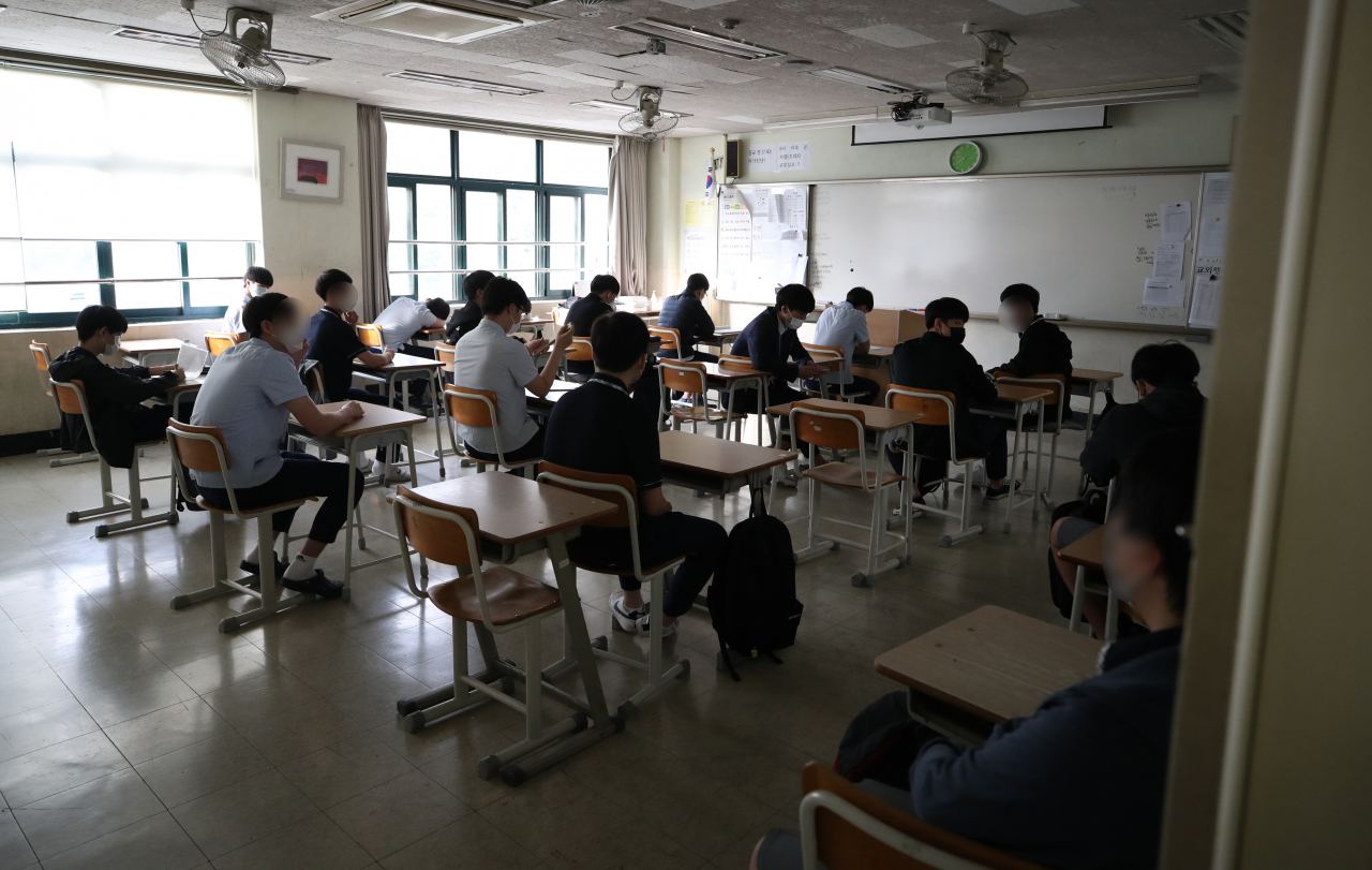 서울·경기·인천 지역 유·초·중·고 학생들의 등교가 약 한 달 만에 재개된 지난달 21일 오전 서울의 한 고교에서 학생들이 수업을 준비하고 있다.(사진은 기사 내용과 관련없음) [연합]