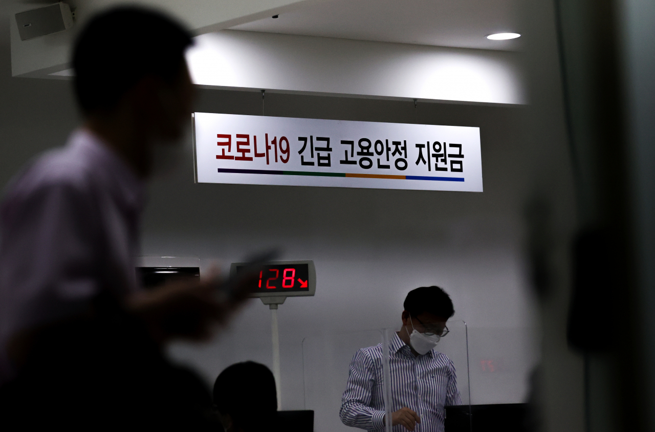 지난 23일 서울 중구 고용복지플러스센터에 마련된 고용안정지원금 상담 창구에서 시민들이 관련 상담을 받고 있다. 4차 추가경정예산이 통과되면서 정부는 특수고용직·프리랜서, 아동 돌봄 등에 대한 지원금을 24일부터 지급하기 시작한다. [연합]