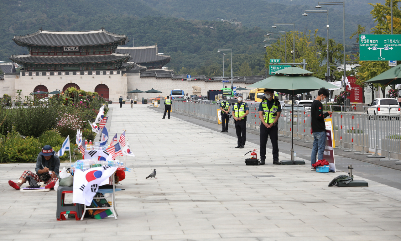 지난 29일 광화문 광장 주변에 집회 금지를 위한 펜스가 설치돼 있다. [연합]