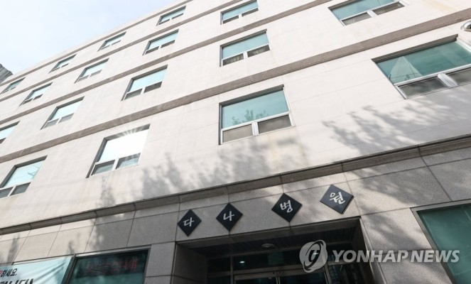 확진자가 이틀 새 30명이 발생해 코호트 격리된 도봉구 다나병원 입구.