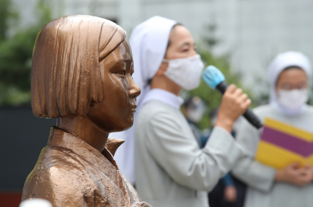 추석 연휴 첫날인 30일 서울 종로구 옛 일본대사관 앞에서 일본군 위안부 피해자 문제 해결을 위한 제1459차 정기 수요시위가 열리고 있다. [연합]