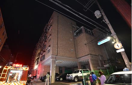 추석 당일인 1일 0시10분께 서울 도봉구의 5층짜리 다세대 주택에서 난 불. [도봉소방서 제공]