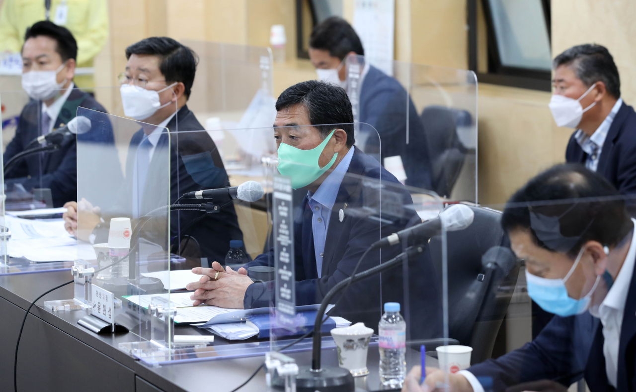 18일 오전 안산시청에서 열린 '조두순 재범 방지 대책 마련 간담회'에서 윤화섭(왼쪽 세 번째) 안산시장이 인사말을 하고 있다. [연합]