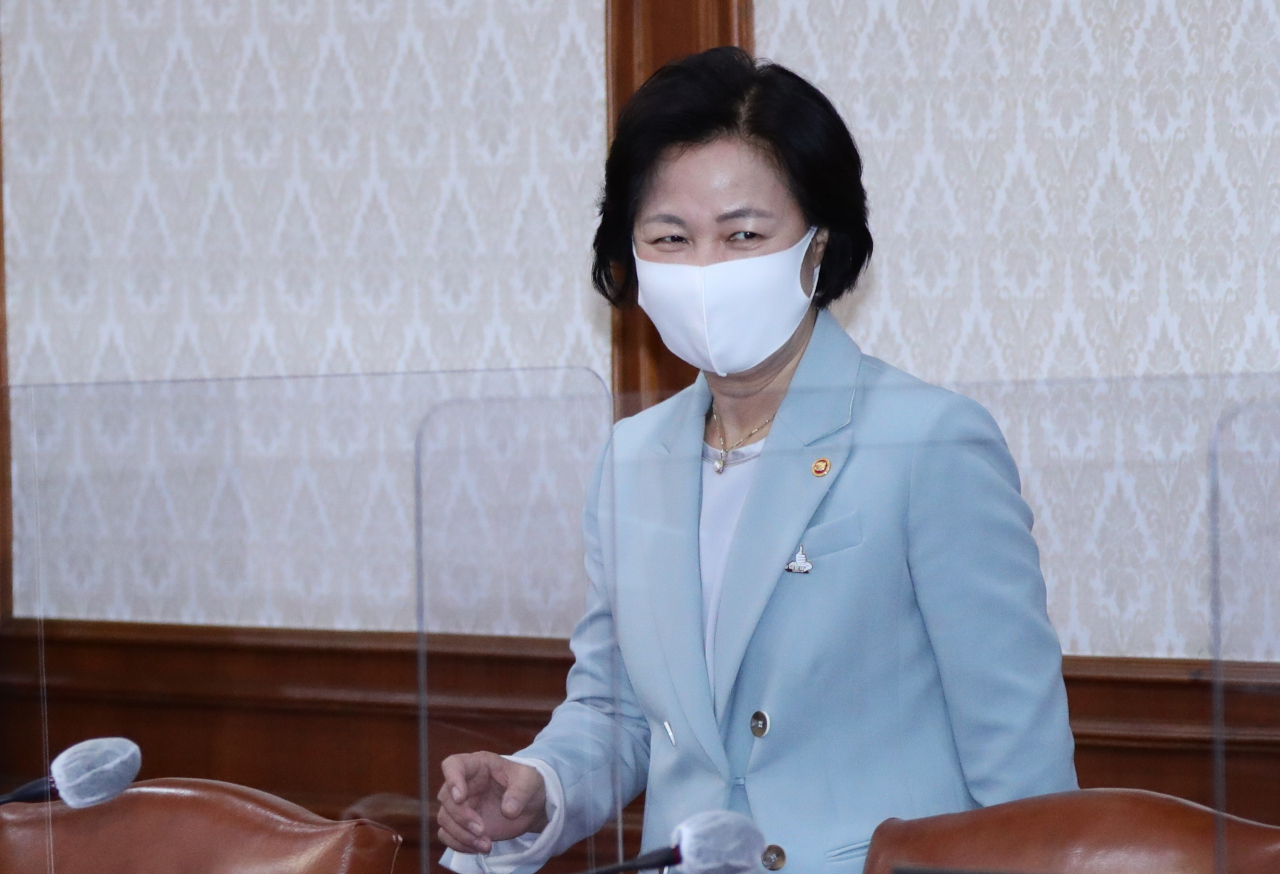 추미애 법무부 장관이 지난달 29일 정부서울청사에서 열린 서울-세종 영상 국무회의에 참석하고 있다. [연합]