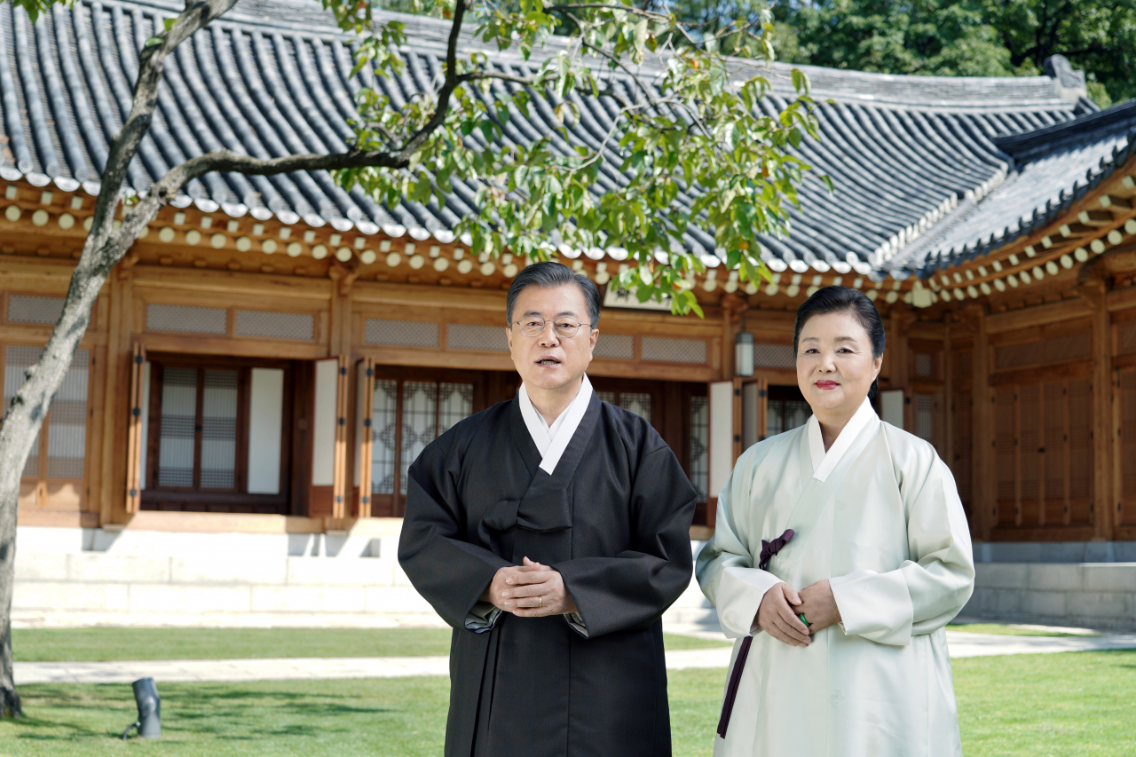 문재인 대통령과 김정숙 여사가 청와대 상춘재 앞에서 국민들에게 추석 인사를 전하고 있다. [청와대 제공]