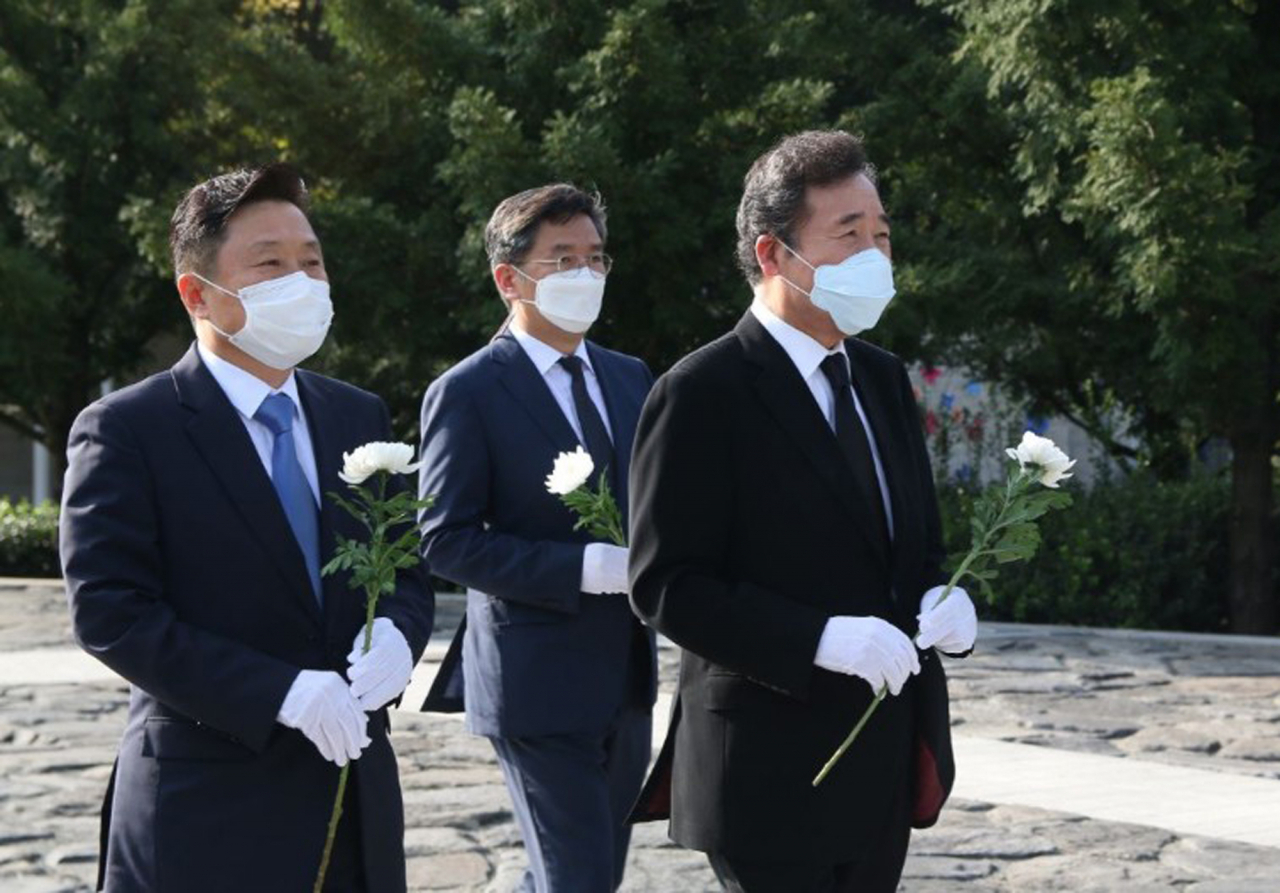 이낙연 더불어민주당 대표가 1일 경남 김해 봉하마을 고(故) 노무현 전 대통령 묘소를 찾아 참배하고 있다. [더불어민주당 제공]
