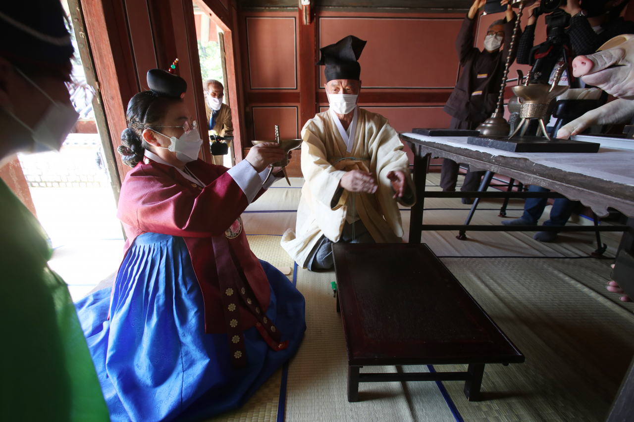1일 경북 안동 도산서원에서 열린 향사에서 이배용 한국의 서원통합보존관리단 이사장이 초헌관(初獻官·첫 번째 술잔을 올리는 사람)을 맡고 있다. 한국 서원 역사 600여년 동안 여성을 초헌관으로 임명한 사례는 처음이다. [연합]