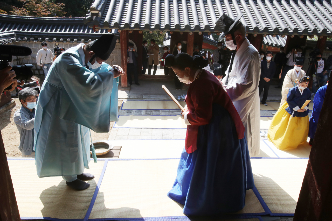 1일 경북 안동 도산서원에서 열린 향사에서 이배용 한국의 서원통합보존관리단 이사장이 초헌관(初獻官·첫 번째 술잔을 올리는 사람)을 맡고 있다. 한국 서원 역사 600여년 동안 여성을 초헌관으로 임명한 사례는 처음이다. [연합]