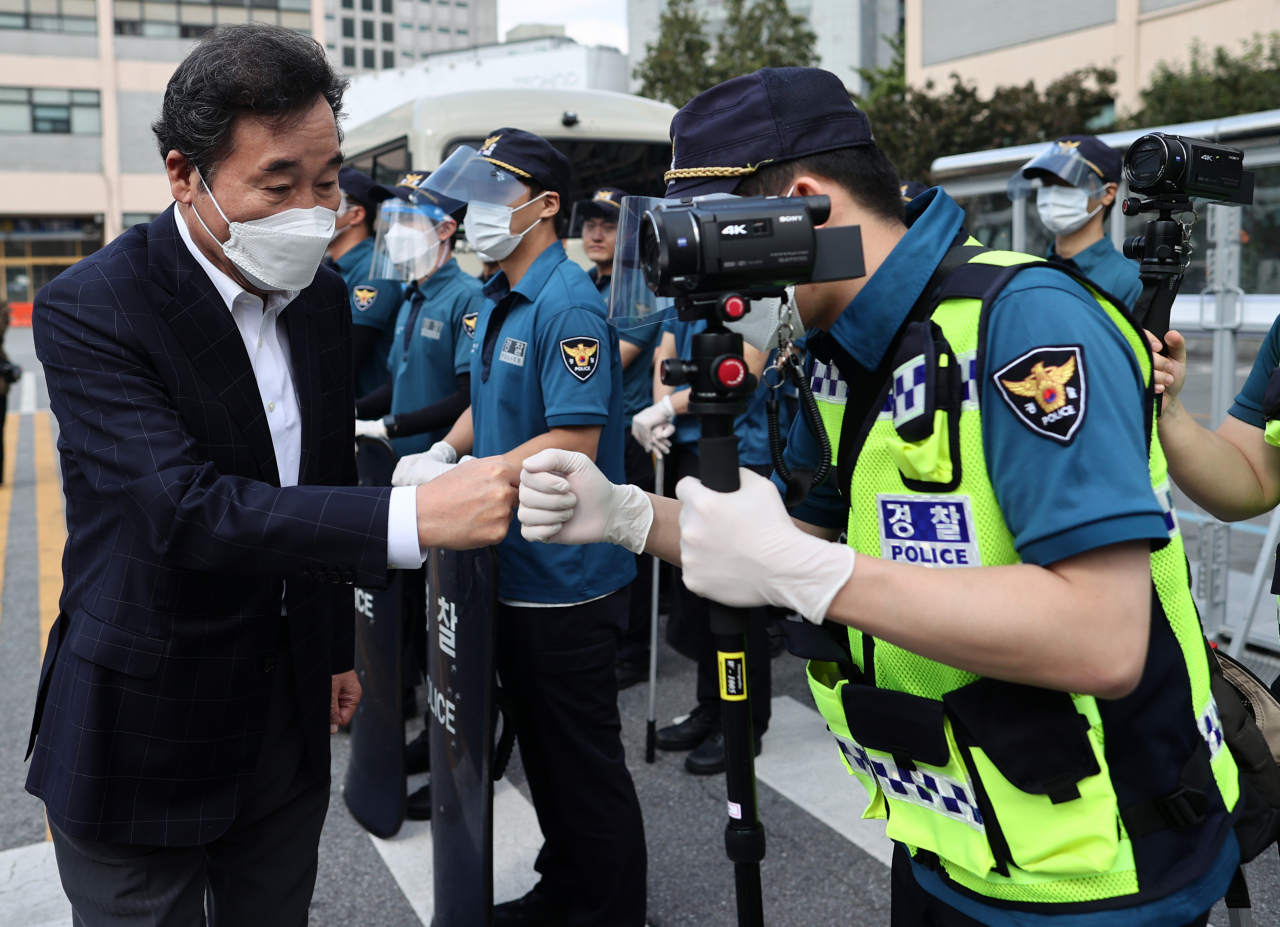 이낙연 더불어민주당 대표가 추석연휴인 2일 오전 서울지방경찰청 기동본부를 방문, 훈련 중인 경찰과 주먹 악수를 하고 있다. [연합]