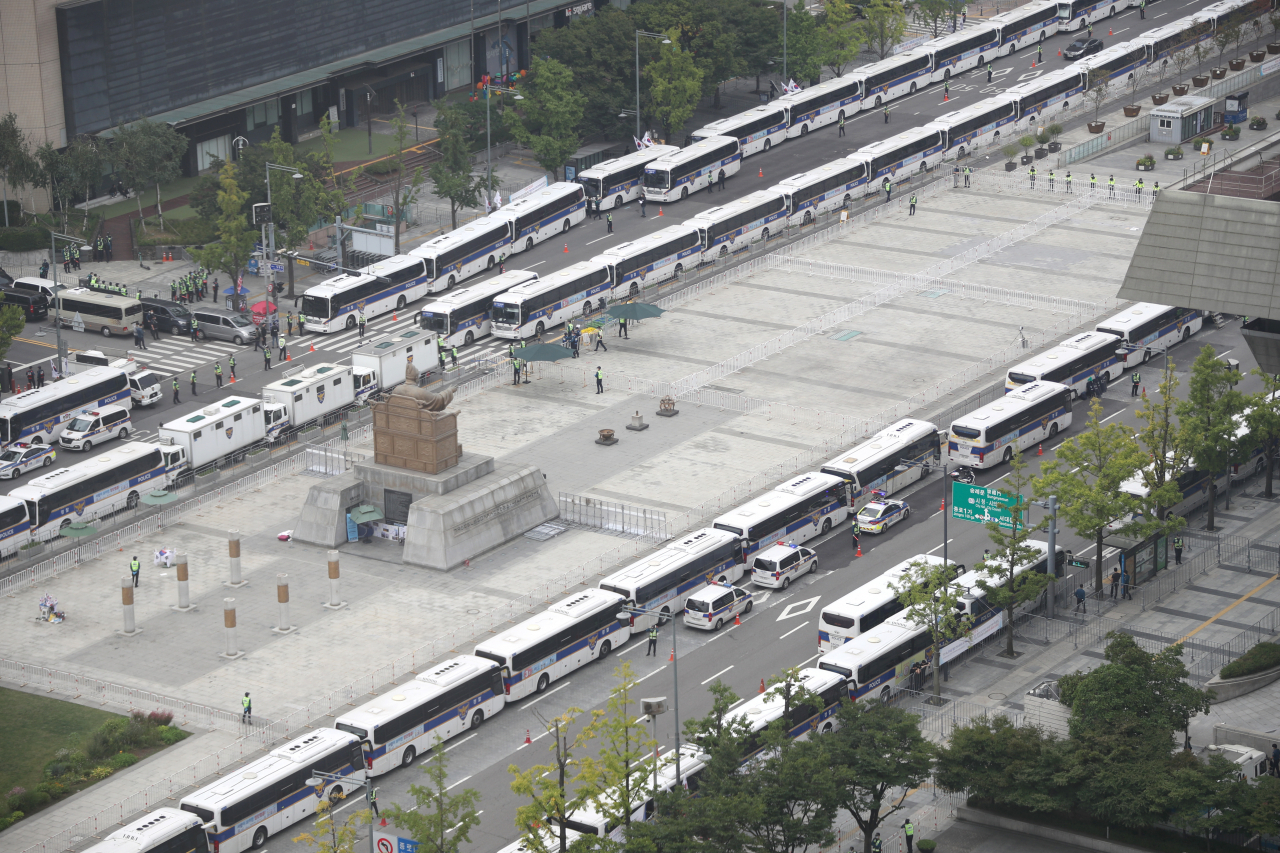 개천절인 3일 오전 서울 광화문 도로에 돌발적인 집회·시위 등을 차단하기 위한 경찰 버스가 줄지어 서있다. [연합]