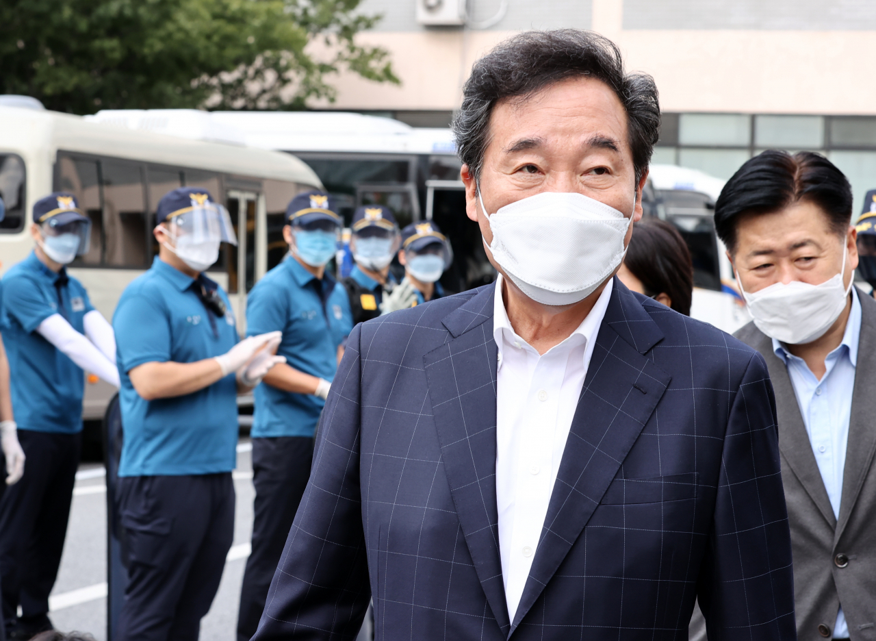 이낙연 더불어민주당 대표가 추석연휴인 2일 오전 서울지방경찰청 기동본부를 방문, 훈련중인 경찰에게 격려 발언 후 현장을 나서고 있다. [연합]