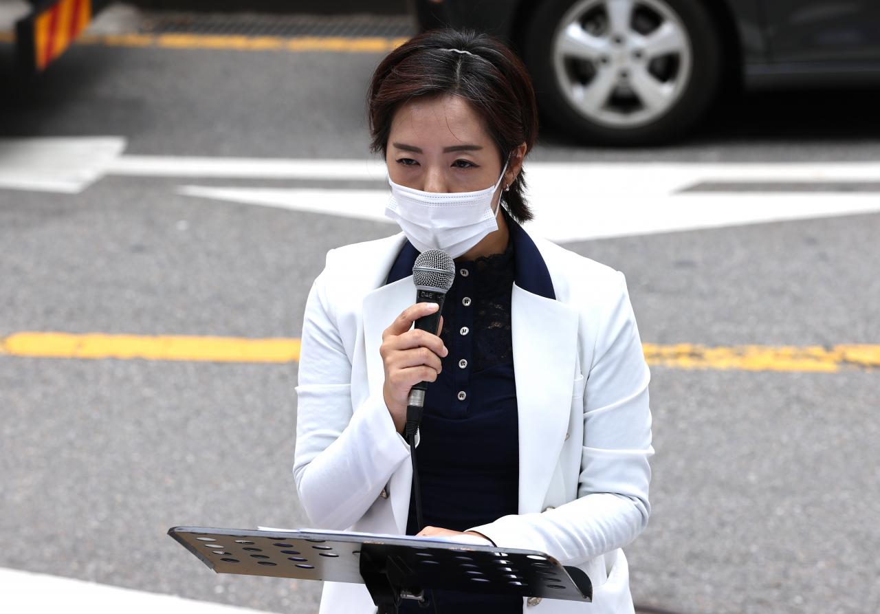 사랑제일교회 측 변호인단인 강연재 변호사가 3일 오후 서울 종로구 광화문역 1번 출구 앞에서 기자회견을 열고 구속 중인 전광훈 목사의 입장문을 대독하고 있다. [연합]