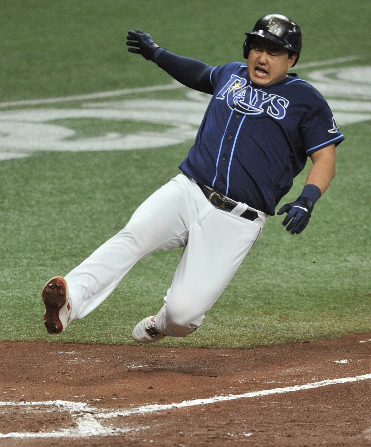 최지만의 과감한 홈대시. 많은 MLB 팬들은 그의 투혼을 칭찬하며 부상 회복을 위해 응원을 보냈다. [AP연합]