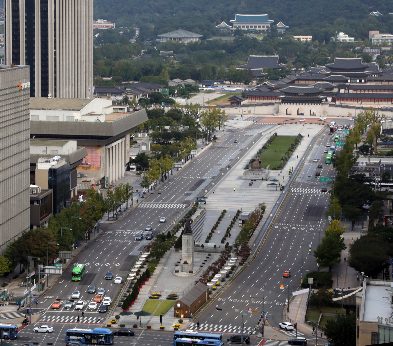 The Gwanghwamun Square is void of visitors Saturday as a large number of police officers and vehicles were mobilized to block protesters from gathering for mass rallies amid concerns over the spread of the coronavirus. (Yonhap)
