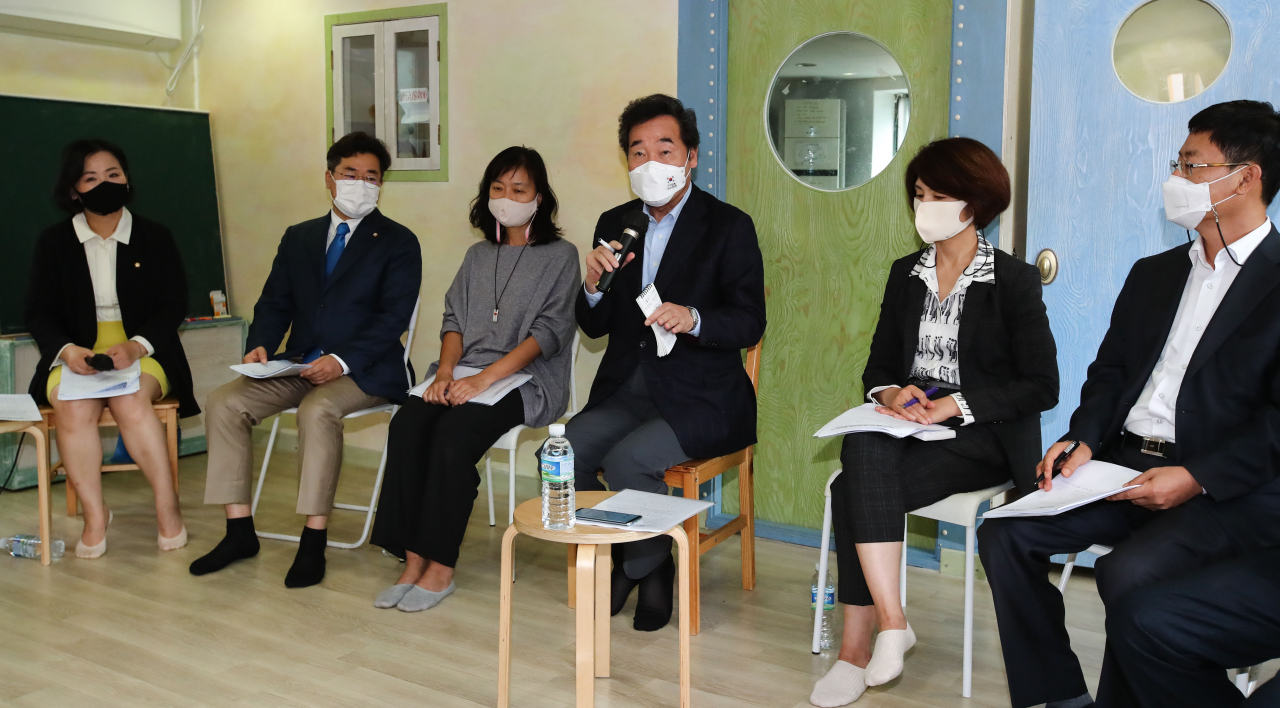 더불어민주당 이낙연 대표가 4일 오후 서울 마포구 토끼똥공부방에서 열린 코로나19 돌봄 취약 관련 현장간담회에서 인사말을 하고 있다. [연합]