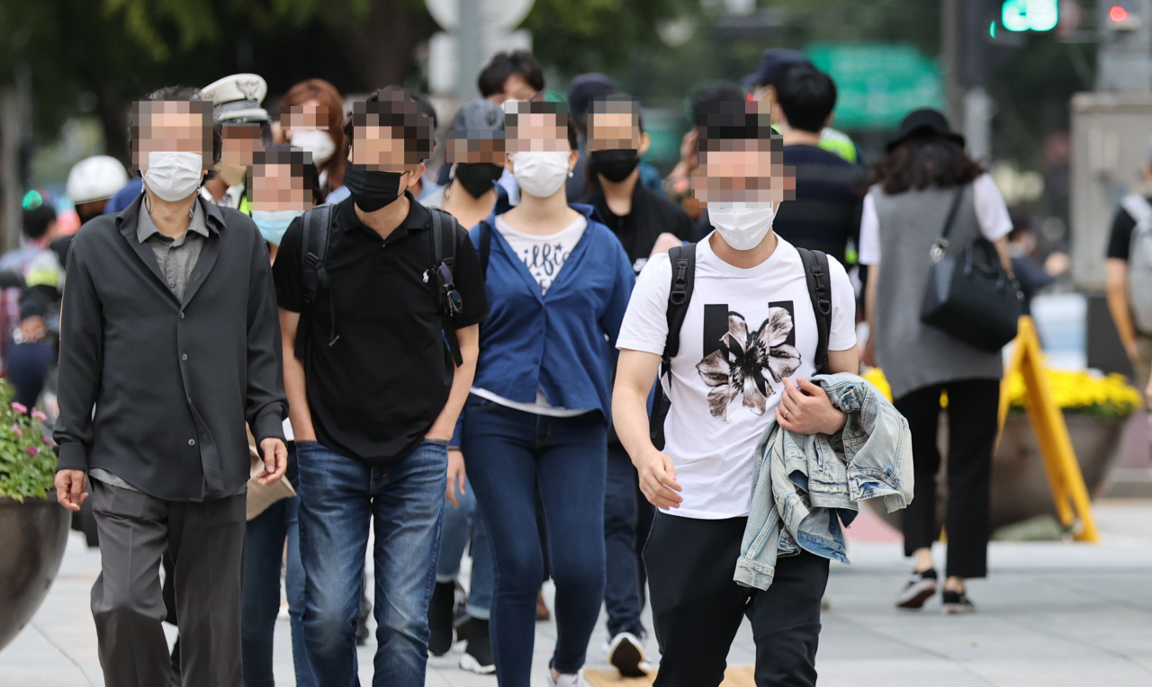 4일 오후 서울 광화문사거리에서 마스크를 착용한 시민들 모습. [연합]