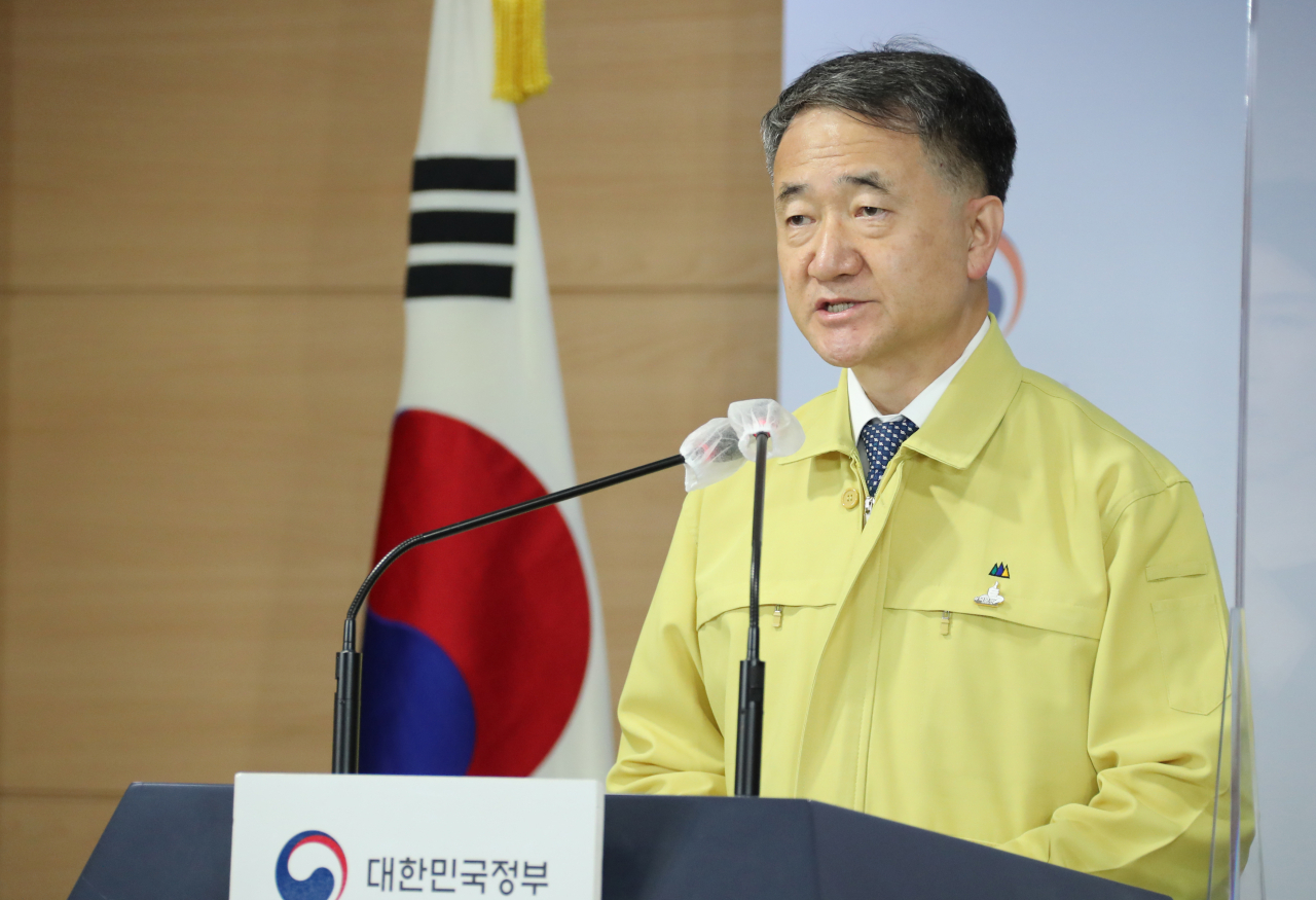박능후 보건복지부 장관이 4일 오후 정부서울청사에서 중앙재난안전대책본부 회의를 마친 뒤 열린 브리핑에서 마스크 착용 의무화 등의 내용을 발표하고 있다. [연합]