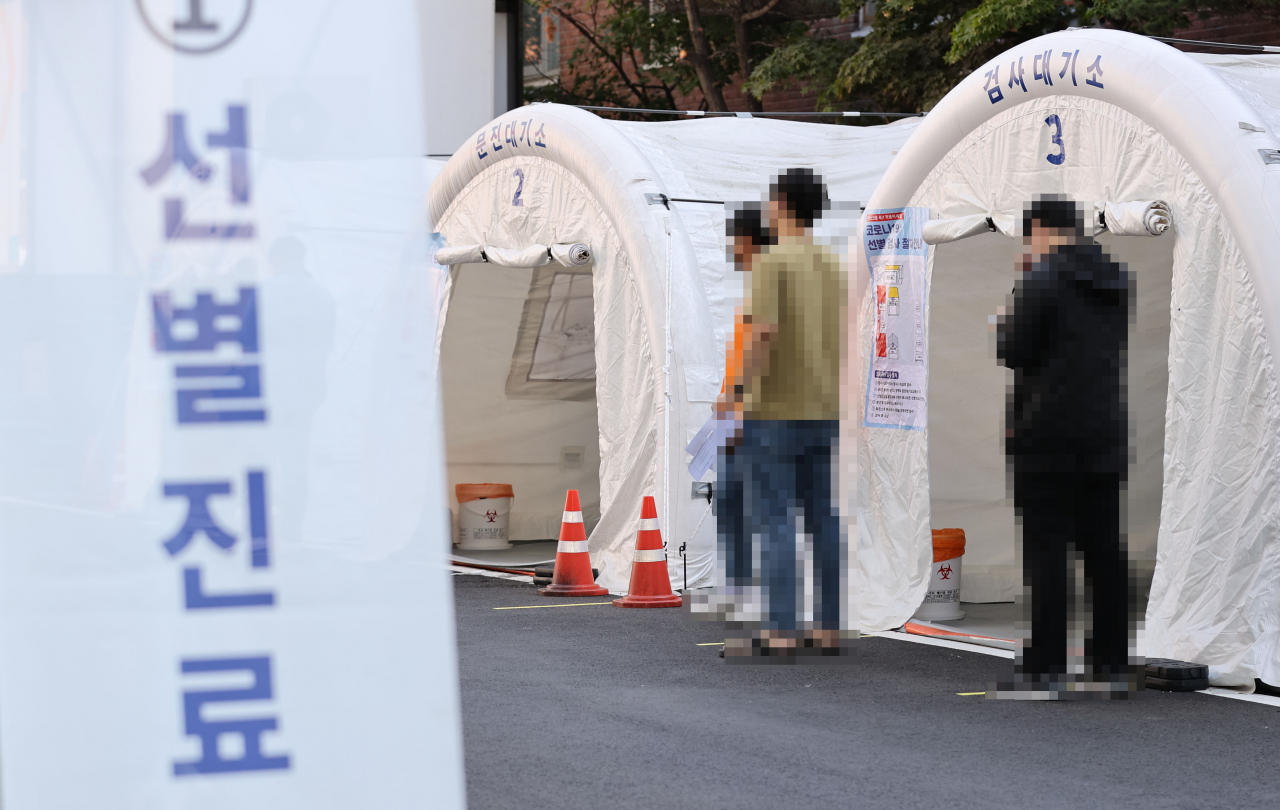 코로나19 선별진료소에서 시민들이 검사를 받기 위해 줄을 서고 있다. [사진=연합뉴스]