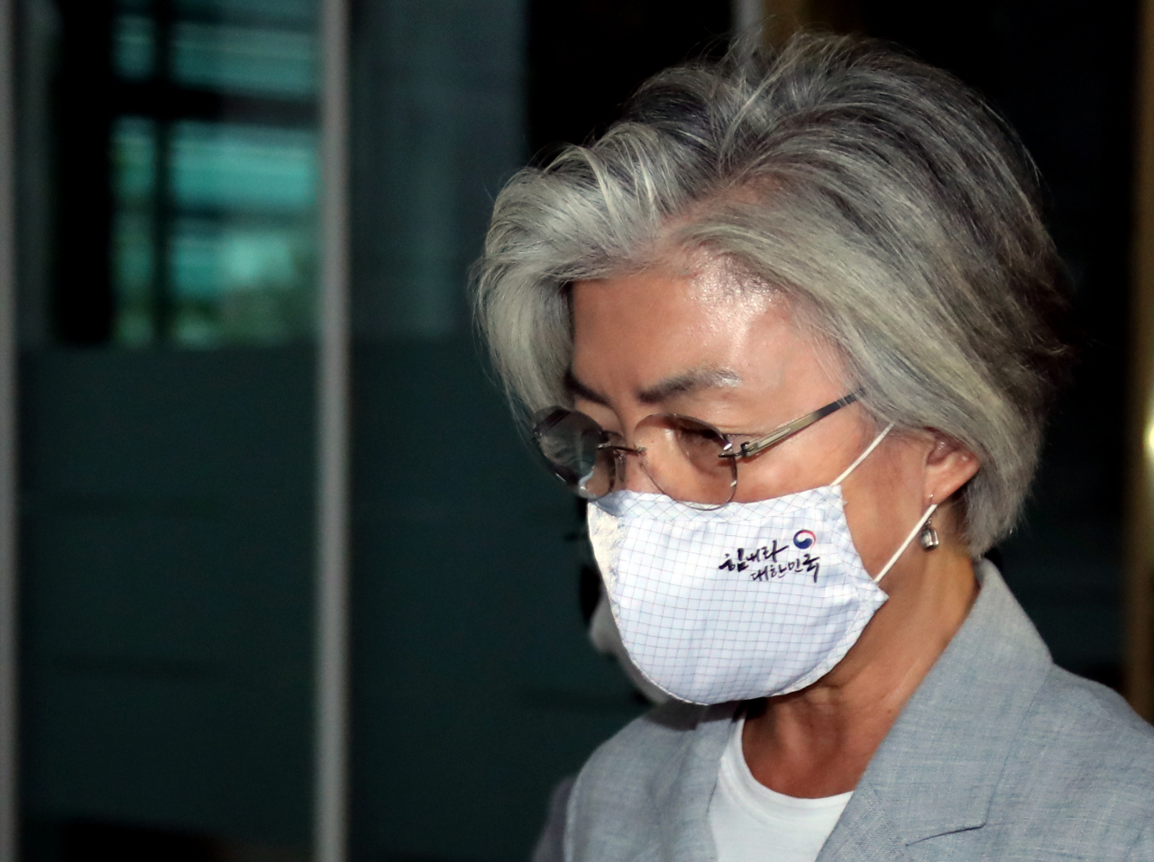강경화 외교부 장관이 4일 저녁 외교부 청사를 나서고 있다. [연합]