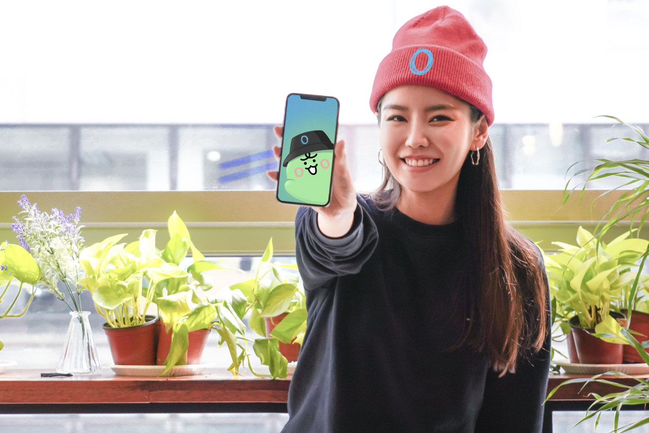 SK텔레콤 홍보모델이 SK텔레콤의 0(영)과 카카오의 라이징스타 죠르디를 활용해 만든 캐릭터 ‘사죠영’을 소개하고 있다. SK텔레콤과 카카오는 양사 IP(지적재산권)를 활용해 대대적인 콜라보 마케팅에 나선다. [SK텔레콤 제공]
