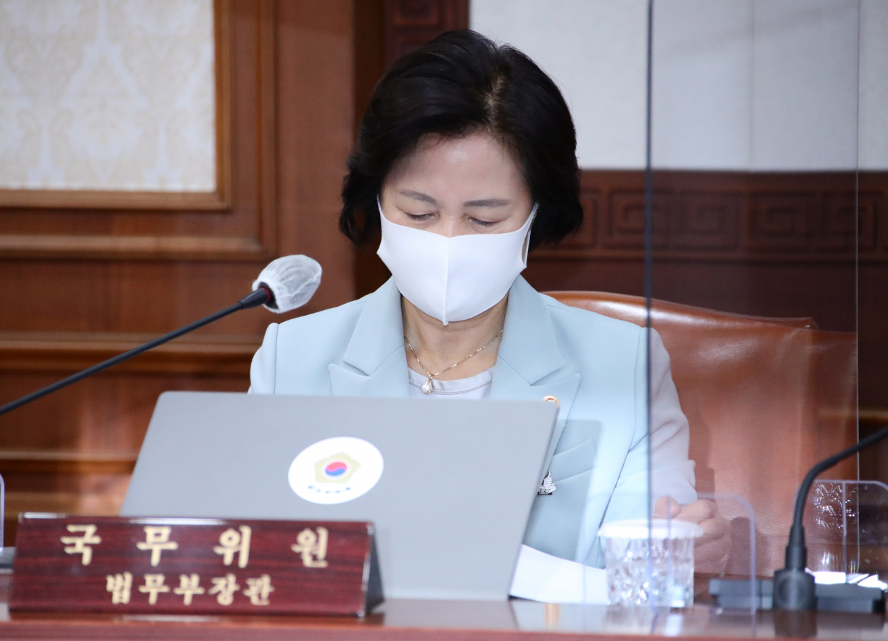 추미애 법무부 장관이 지난달 29일 정부서울청사에서 열린 서울-세종 영상국무회의에서 자료를 보고 있다. [연합]