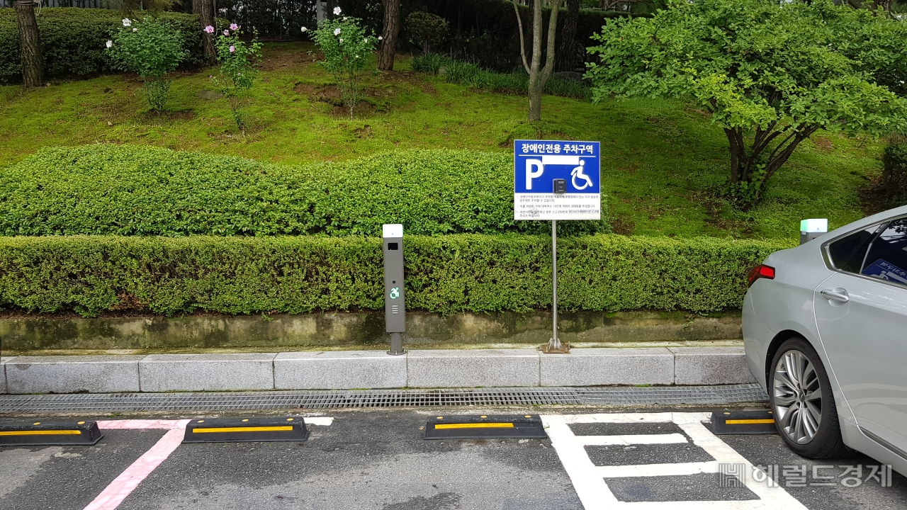 강남구청 장애인 주차구역에 설치된 ‘언택트 장애인주차구역 관리시스템’. [강남구 제공]