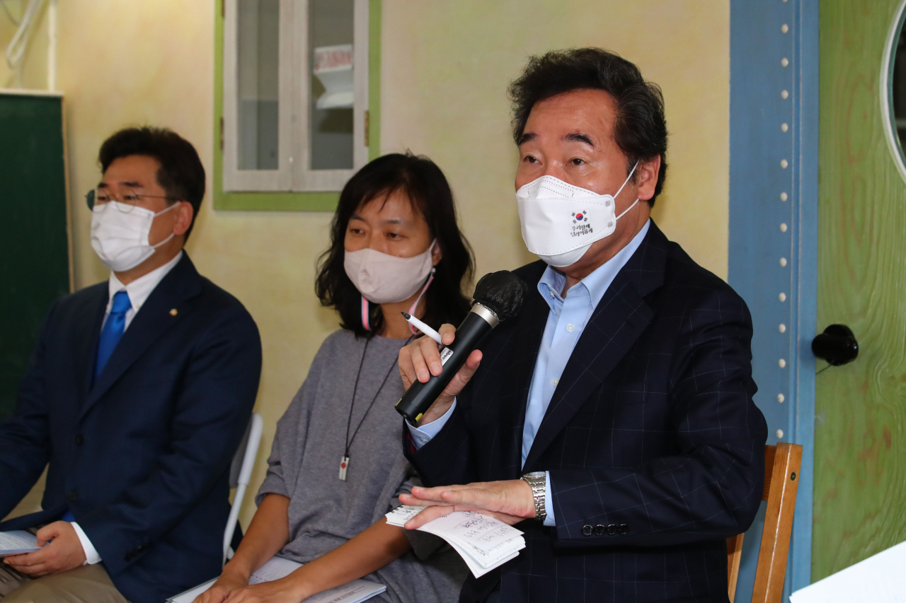 이낙연 더불어민주당 대표가 4일 오후 서울 마포구 토끼똥공부방에서 열린 코로나19 돌봄 취약 관련 현장간담회에서 인사말을 하고 있다. [연합]