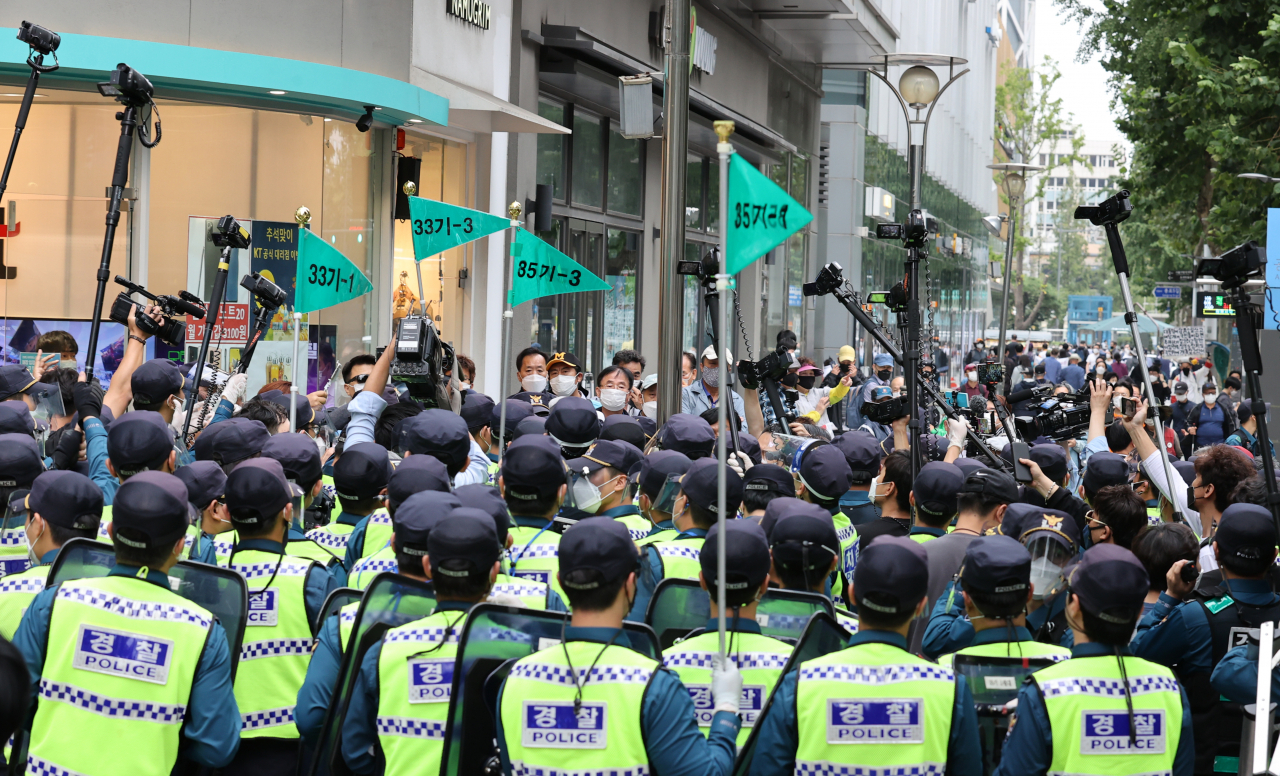 지난 3일 오후 서울 종로1가 종로구청 입구 사거리 부근에 도심 집회를 시도하는 시위 참가자들을 경찰이 해산하고 있다. 경찰과 서울시 측은 수차례 경고 방송 등을 통해 집회 금지 장소에서 음향 사용, 구호 제창, 깃발 등 시위 도구를 사용한 이들에게 불법 집회임을 경고 뒤 해산 절차에 돌입했다. [연합]