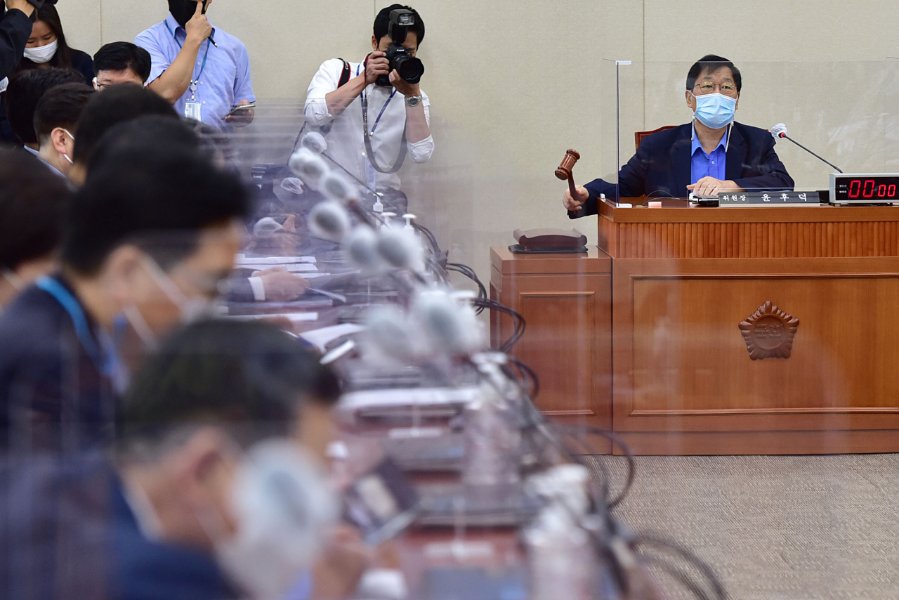 윤후덕 국회 기획재정위원장이 지난 달 23일 국회 기획재정위원회에서 전체회의를 주재하고 있다. [연합]