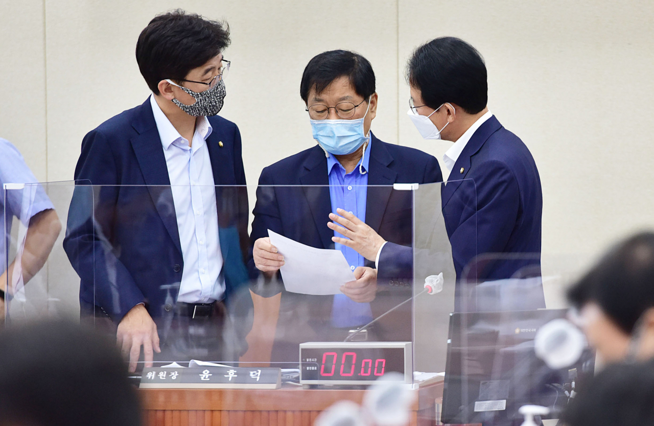 윤후덕 국회 기획재정위원장(가운데)이 23일 국회 기획재정위원회 전체회의에서 고용진 더불어민주당 간사(왼쪽), 류성걸 국민의힘 간사와 논의하고 있다. [연합]