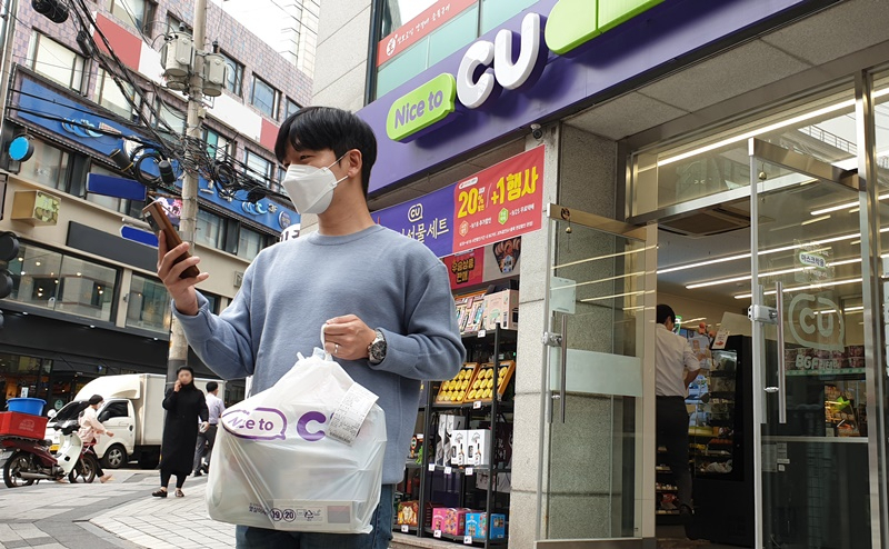 CU 도보 배달원이 앱(App)을 통해 배달 주소를 확인하고 있다. [사진제공=CU]