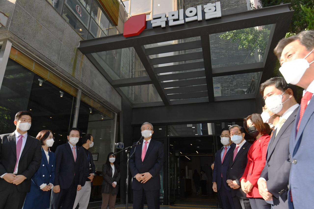 김종인 국민의힘 비상대책위원장이 5일 오전 서울 여의도 남중빌딩에서 열린 새 당사 현판식에서 인사말을 하고 있다. [연합]