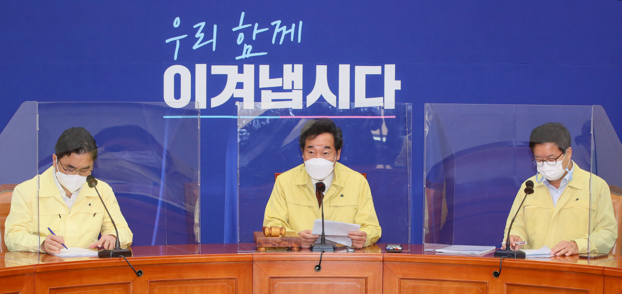 이낙연 더불어민주당 대표가 5일 국회에서 열린 최고위원회의에서 발언하고 있다. 왼쪽부터 김종민 최고위원, 이낙연, 염태영 최고위원. [연합]