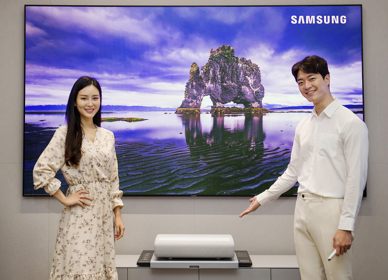 삼성전자 모델들이 서울 논현동에 위치한 삼성디지털프라자 강남본점에서 프리미엄 가정용 프로젝터 '더 프리미어'를 선보이고 있다. [삼성전자 제공]