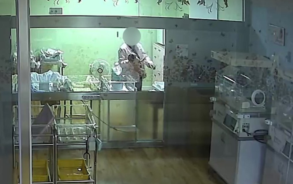 부산 한 산부인과에서 간호사가 생후 5일 된 신생아를 거칠게 다루고 있다. 이 아기는 두개골 골절과 뇌출혈 진단을 받고 현재 의식불명 상태다. [피해 아기 부모 제공]