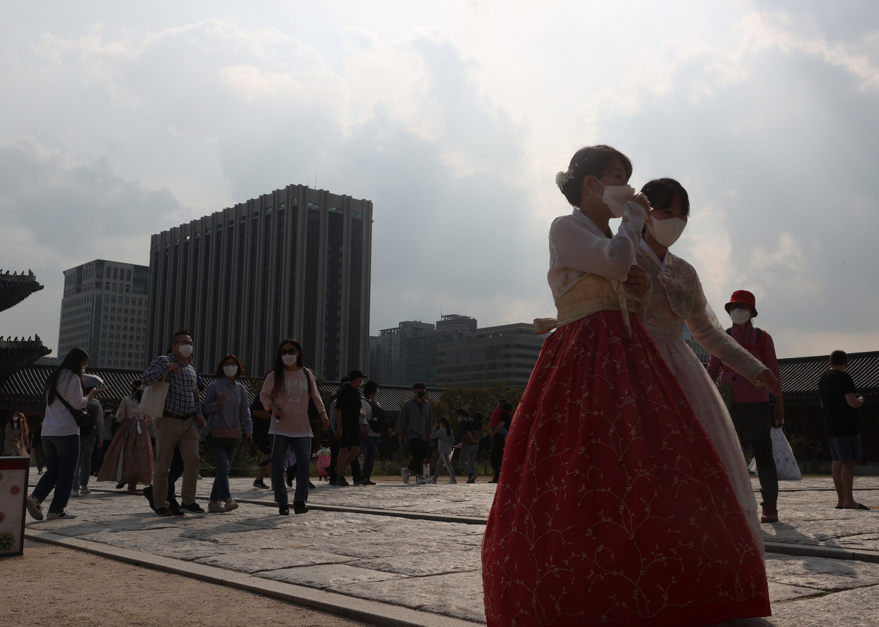 추석 당일인 지난 1일 오후 서울 종로구 경복궁을 찾은 관람객들이 명절을 즐기고 있다. [연합]