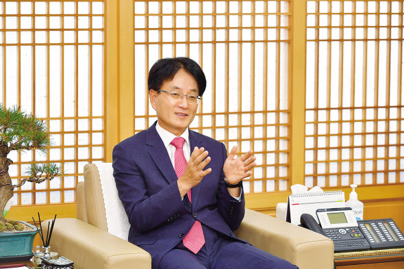 손병환 NH농협은행장은 모든 문제의 실마리를 ‘고객’에서 찾는다. 과거처럼 몇몇 사람이 시대흐름을 이끌어 가는게 아니라 이제는 소비자 선택에 의해 주도권이 바뀐다는 게 그의 생각이다. 이 때문에 빅테크도 그에게는 ‘경쟁’보다는 ‘협력’대상이다. 손 행장은 “빅테크 기업이 은행에 비해 우위에 선 이유는 소비자 니즈에 가까이 있어서죠. 오프라인이든 온라인이든 이미 고객 접점에서 은행들은 접점이 되지 못하고 있어요”라고 지적했다. 그는 “온라인에 여러 서비스가 있지만, 그 때마다 네이버통장, 카카오페이통장 만들 수 없겠죠. 이 때 계좌서비스는 은행 영역으로 보호되고 있습니다. 유사 서비스가 나올 수 있겠지만, 보편성 때문에 쉽지 않을 수 있어요. 은행들은 계좌 플랫폼을 무기로 삼아 다양한 결제서비스를 해주면 됩니다”라고 강조했다. [NH농협은행 제공]